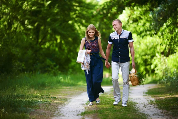 ormanda yürüyüş severler