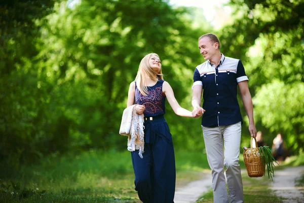 Paar gaan op picknick — Stockfoto