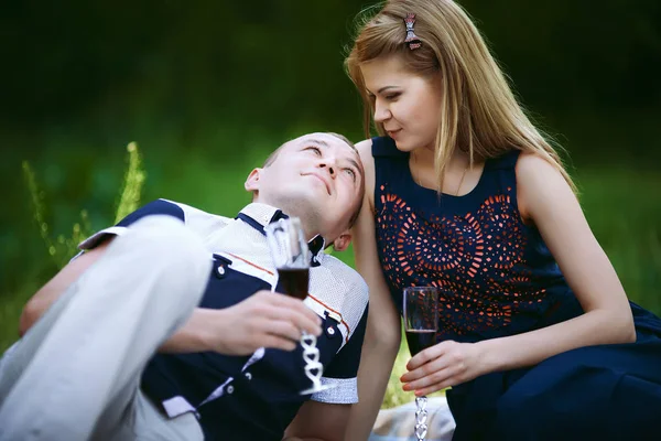 Hombre y chica en el picnic en el bosque — Foto de Stock