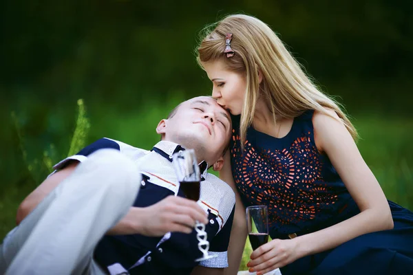 Chica besando a un hombre en el picnic —  Fotos de Stock