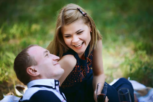 adam ve kız ormanda piknik