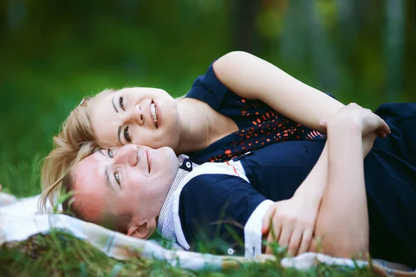 Dulces amantes acostados en la hierba —  Fotos de Stock