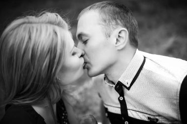 erkek ve kadın outdors öpüşme