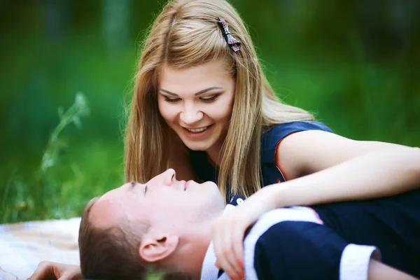 Vacker man och kvinna i skog — Stockfoto