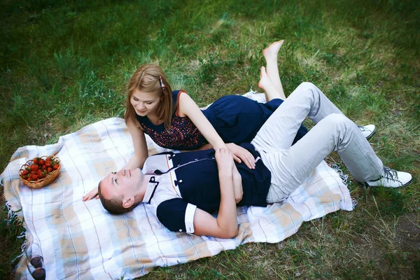 Glücklicher Mann und Frau auf Karo — Stockfoto