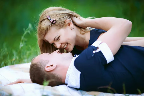 格子縞の幸せ夫婦 — ストック写真