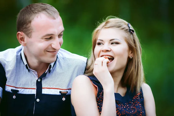 kız ve adam ormanda