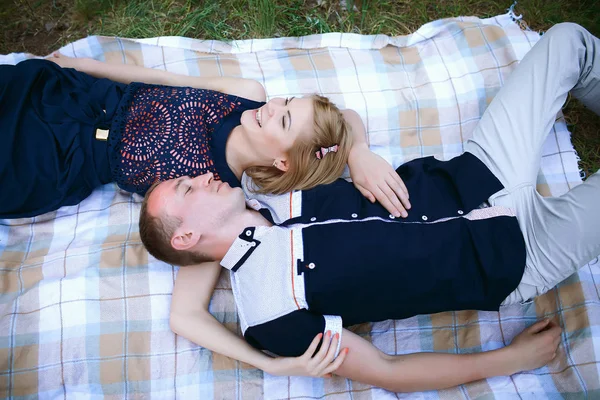Kärleksfulla människor liggande på grönt gräs — Stockfoto