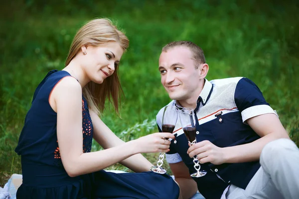 Pareja sosteniendo las copas con vino — Foto de Stock