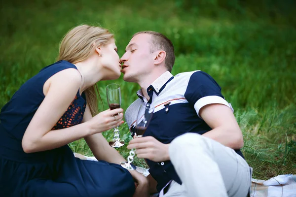 Människor kyssar i naturen — Stockfoto