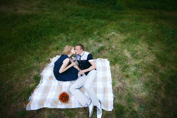 Süßes Paar sitzt und küsst in der Natur — Stockfoto