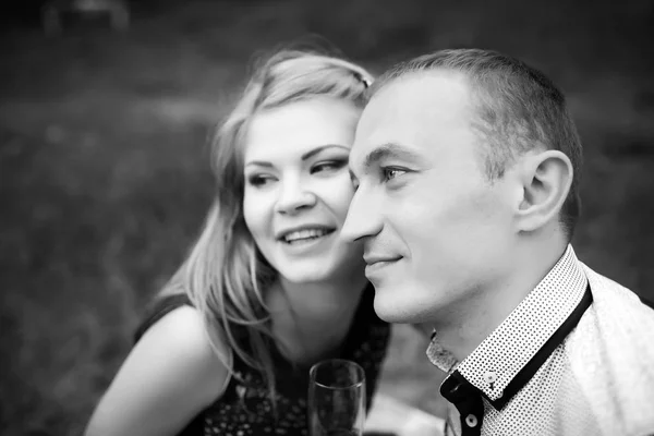 Casal feliz olhando para a frente — Fotografia de Stock