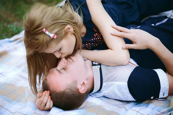 Фото Девочки Целуют Мальчиков
