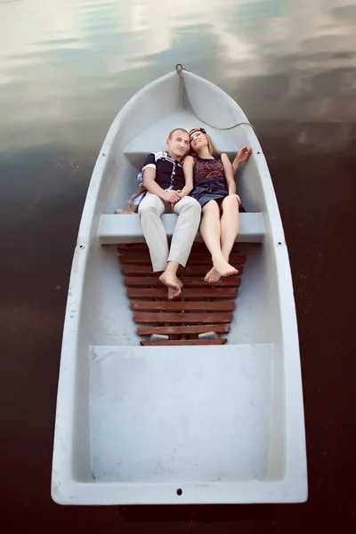 Paar in Boot umarmt — Stockfoto