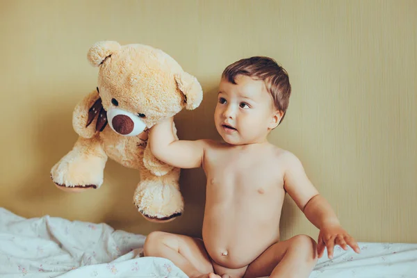 Чарівна дитина з плюшевим ведмедем — стокове фото