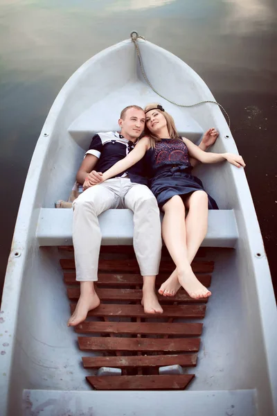 Abraçando adolescente em barco — Fotografia de Stock