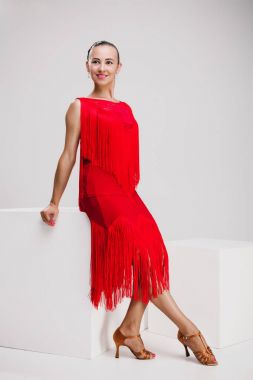 Beyaz stüdyoda dans Kırmızı elbiseli genç kız