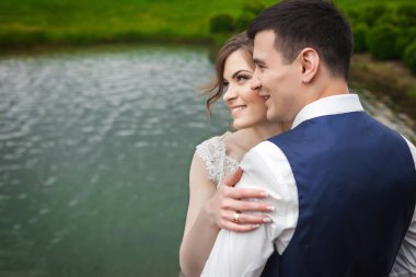 Mutlu romantik genç çift evliliklerini kutluyor.