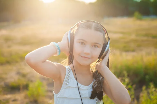 Spokojená holka poslech hudby se sluchátky — Stock fotografie