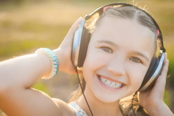Šťastné dítě poslech hudby se sluchátky — Stock fotografie
