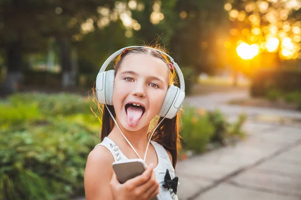 Telefonda müzik dinleme sevinç kız