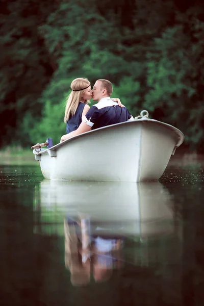 Anbud tonåringar kissing på båten — Stockfoto