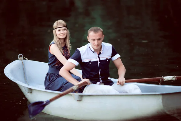 Homem e mulher flutuando no barco — Fotografia de Stock