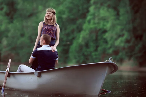 Guy and girl hugging in boat — Stock Photo, Image