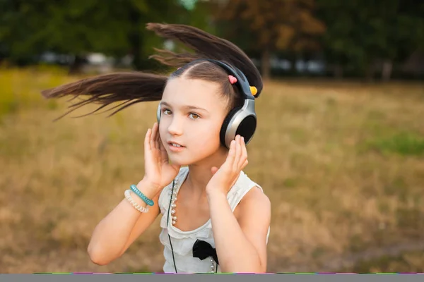 Happy girl dancing outdoor — Stock Photo, Image