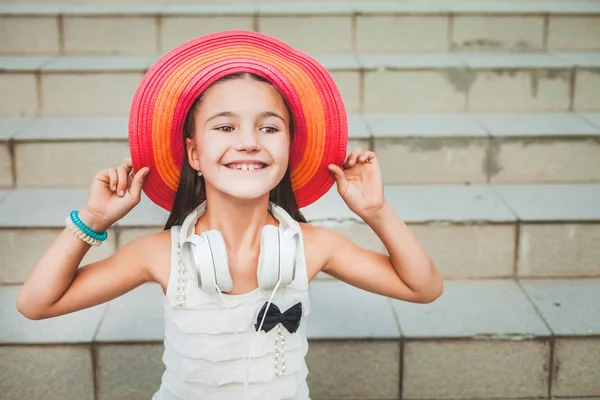 Bonita chica en sombrero rojo — Foto de Stock