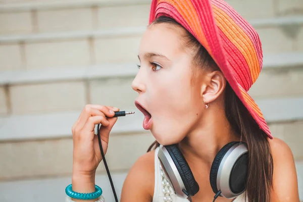 güzel kız fişi holding