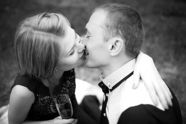 öpüşme ve çift gülümseyen