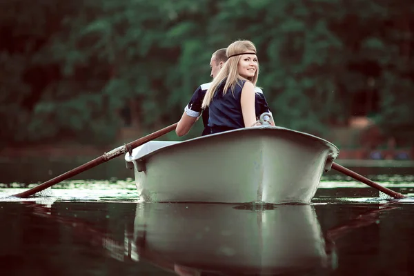 Girl and boy boating on river — Stock Photo, Image