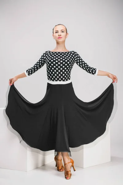 Frau in schwarzem Kleid posiert im Studio — Stockfoto