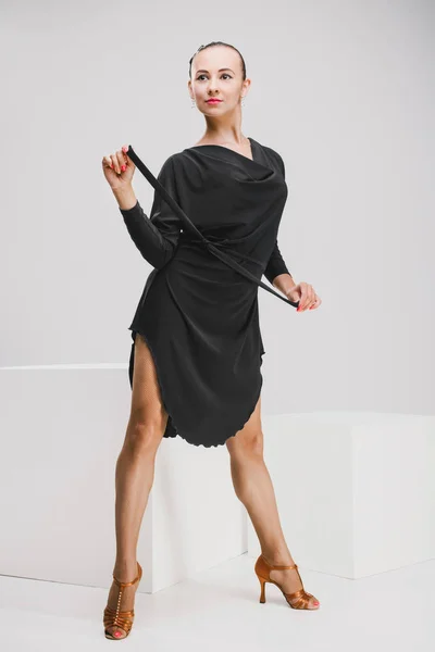 Kvinnan i svart klänning poserar — Stockfoto