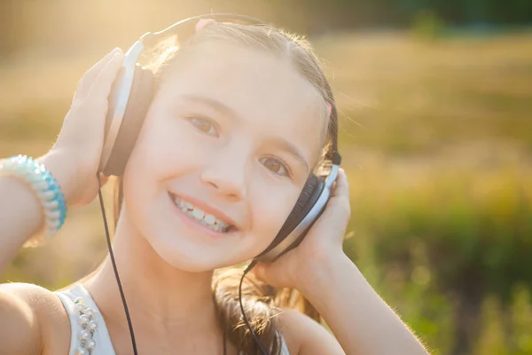 Krásné dítě poslech hudby se sluchátky — Stock fotografie