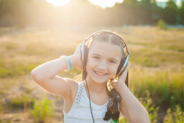 Šťastná dívka poslech hudby se sluchátky — Stock fotografie