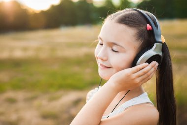 müzik dinlerken kulaklık ile güzel çocuk