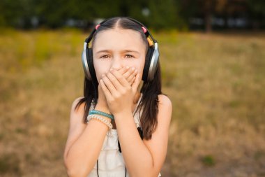 neşeli kız elleriyle ağzını kapatma