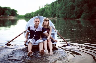 tekne kenarında oturan Çift