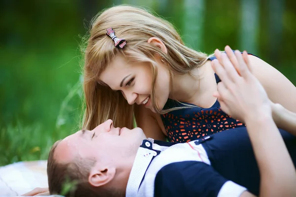 Glückliches junges Paar schaut einander an — Stockfoto