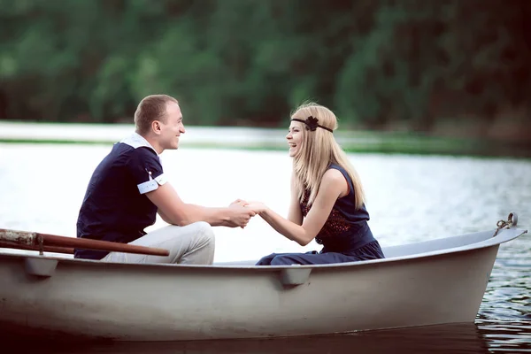 Couple holding hands in boat — Stock Photo, Image