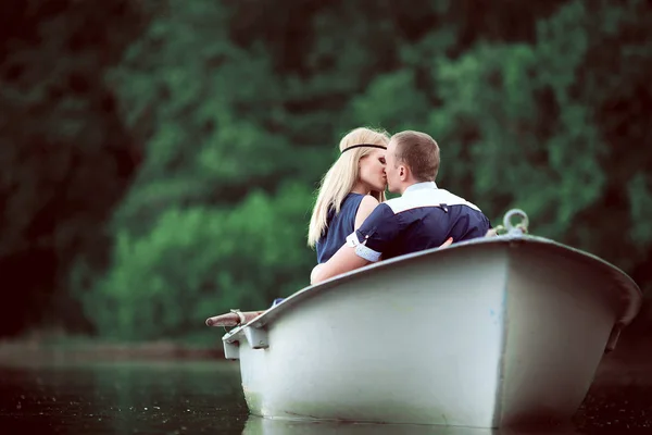 Tierna pareja abrazándose en el barco — Foto de Stock