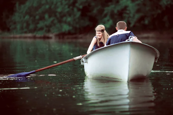 Tender couple boating on lake — Stock Photo, Image