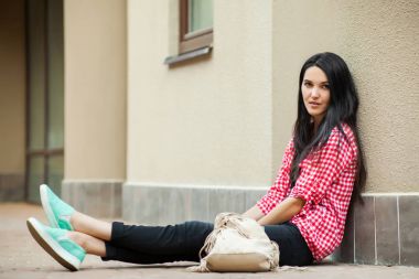 yerde oturan sevimli kadın