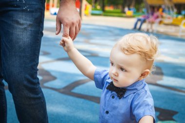 yakışıklı baba ve oğul Park'ta yürüyordunuz