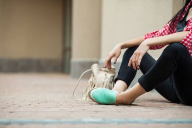 yerde oturan güzel kadın