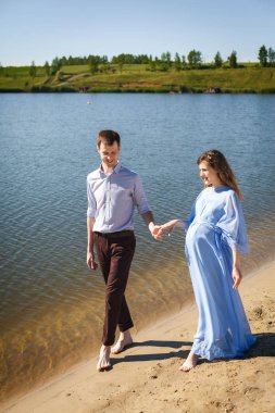 güzel çift sahilde dinlenme