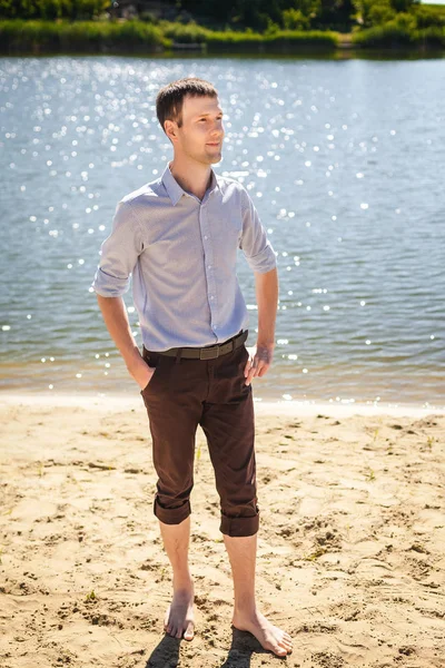 maliyet Nehri üzerinde yürüyen genç adam