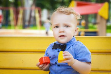 iyi çocuk bankta oturan